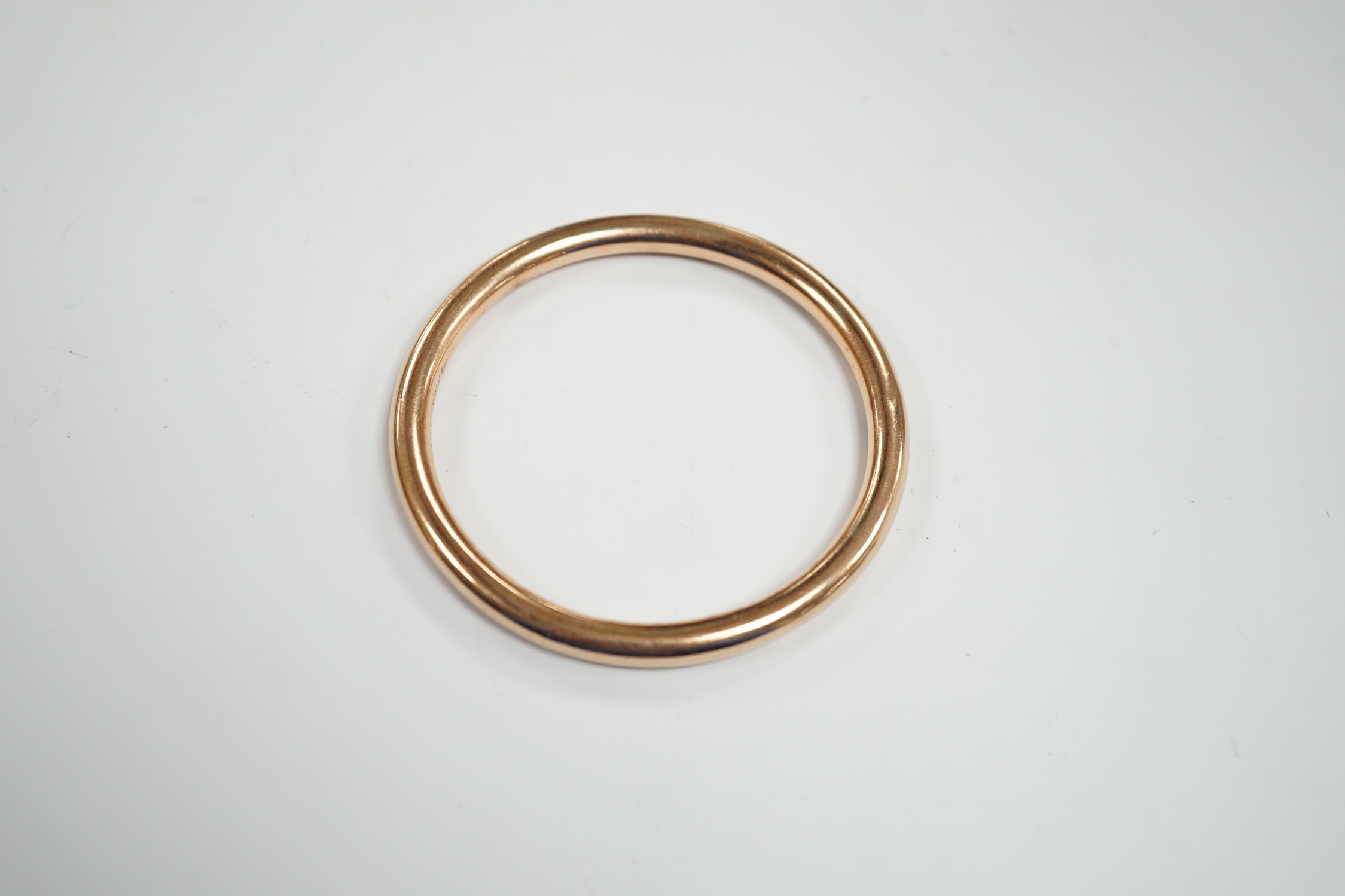 A George V 9ct gold hollow bangle, interior diameter 67mm, 13.8 grams.